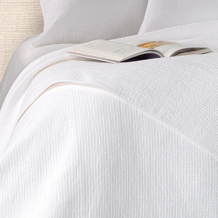 Contemporain White Sticthed Quilt