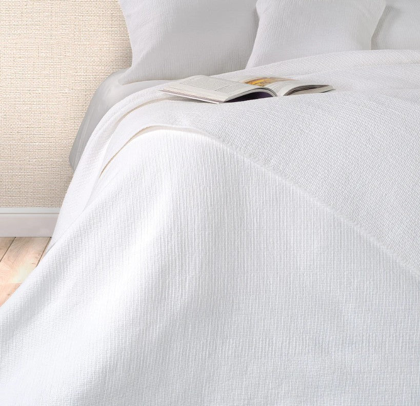 Contemporain White Sticthed Quilt